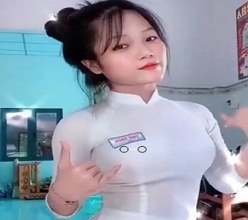 Em gái TPHT thủ dâm khiến mọi người thèm muốn.